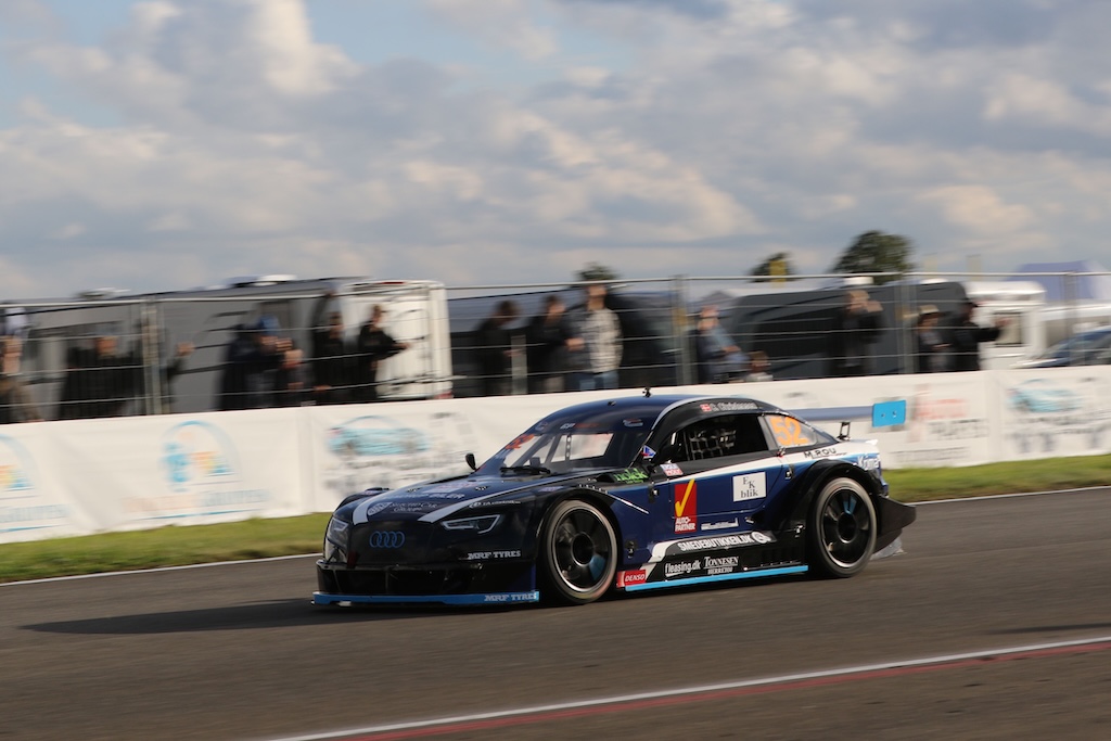 Christoffer Christensen - Night Race gav pokal til Nymark Racing Academy.
(Foto: Motorsporten.dk)